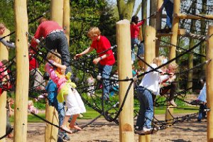 Spelende kinderen op de speelweide van de Keukenhof